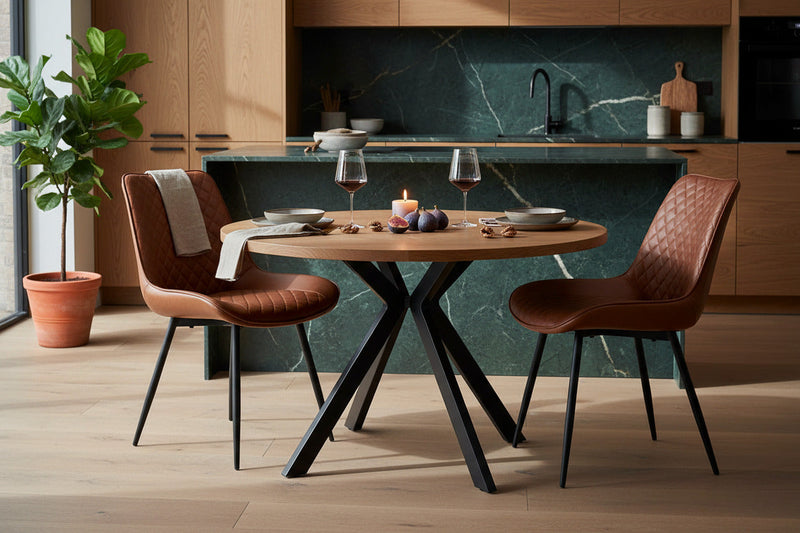 Colección de sillas y sillones de estilo capitoné en terciopelo de varios colores de Mercatoro, mobiliario elegante con tapizado de botones