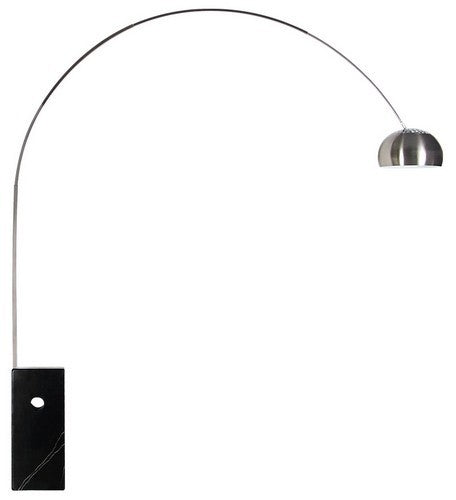 Una vista interior de un moderno y elegante comedor con una imponente lámpara de pie arqueada NEW ARC BIG. La estructura de cromo brillante de la lámpara forma un gran arco sobre la mesa del comedor, con una pantalla esférica.