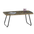 Mesa de centro rectangular para terraza con estructura de metal y ratán sintético beige, rematada con una tapa de cristal templado transparente