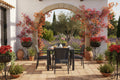 Mesa cuadrada de jardín color antracita con textura efecto ratán de 90x90 cm, ideal para terrazas de hostelería y exteriores en la Costa Blanca
