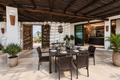 Mesa de terraza rectangular de 150x90 cm en color marrón chocolate con textura efecto ratán, fabricada en polipropileno de alta resistencia