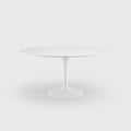 Mesa de comedor ovalada de diseño blanco con base de fibra de vidrio y sillas a juego en Cabo Roig