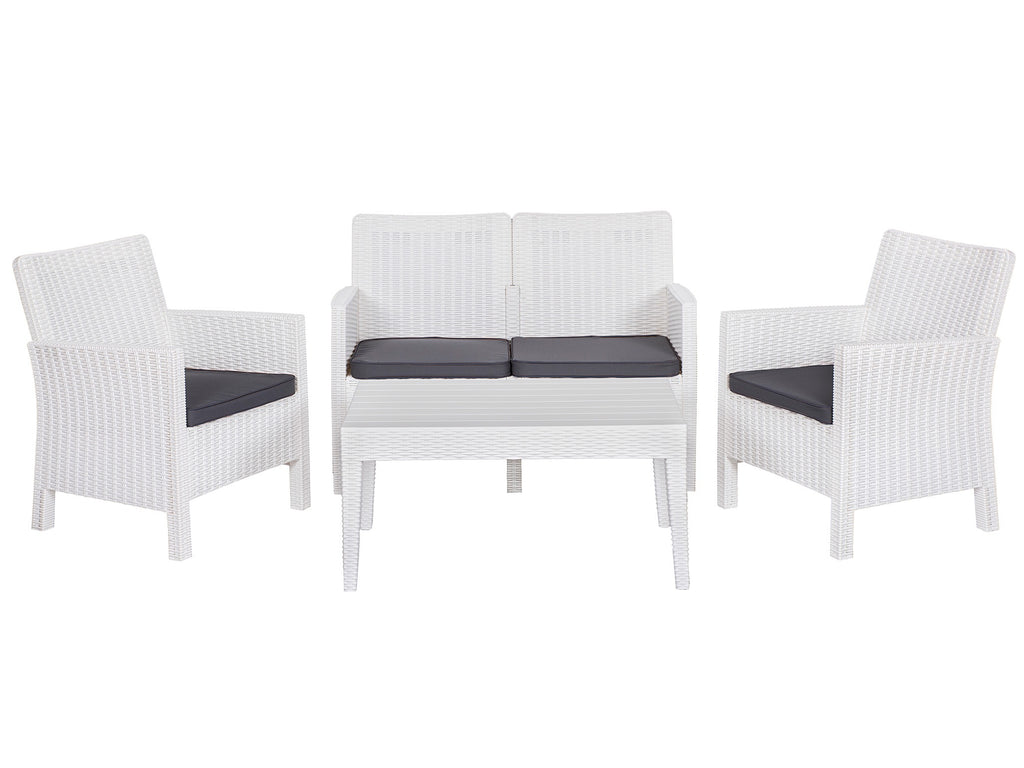 Conjunto de jardín blanco con sofá de dos plazas, dos sillones con cojines gris antracita y mesa baja. Diseño de polipropileno efecto ratán para exterior en La Mata