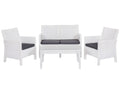 Conjunto de jardín blanco con sofá de dos plazas, dos sillones con cojines gris antracita y mesa baja. Diseño de polipropileno efecto ratán para exterior en La Mata