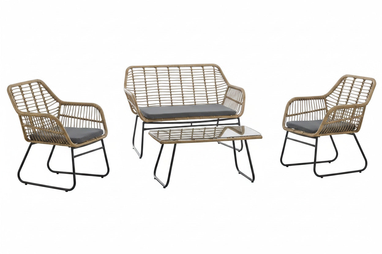 Set de jardín completo de ratán beige con sofá de dos plazas, dos sillones con cojines negros y mesa baja de centro. Mobiliario de exterior elegante