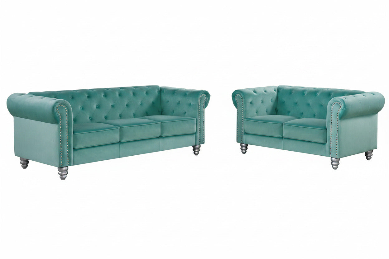 Conjunto de sofás de diseño de 3 y 2 plazas tapizados en terciopelo velvet de color verde agua, con cojines decorativos incluidos, estructura de madera y patas  en Cabo Roig