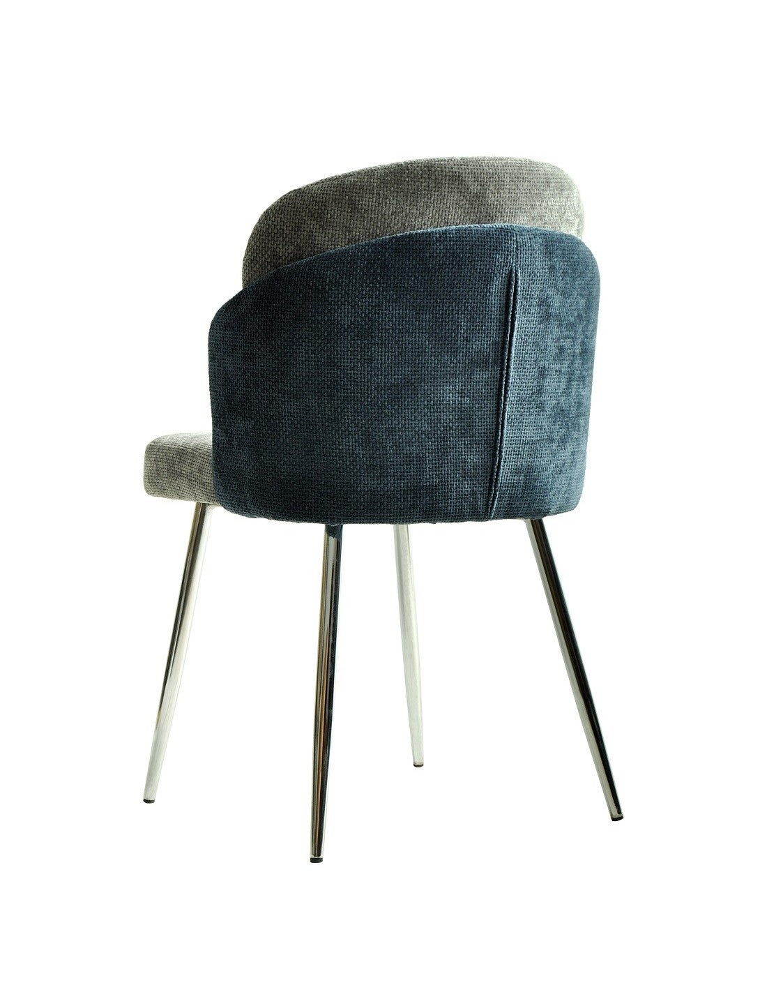 Sillas de diseño contemporáneo DRESDE con patas plateadas integradas en un salón 