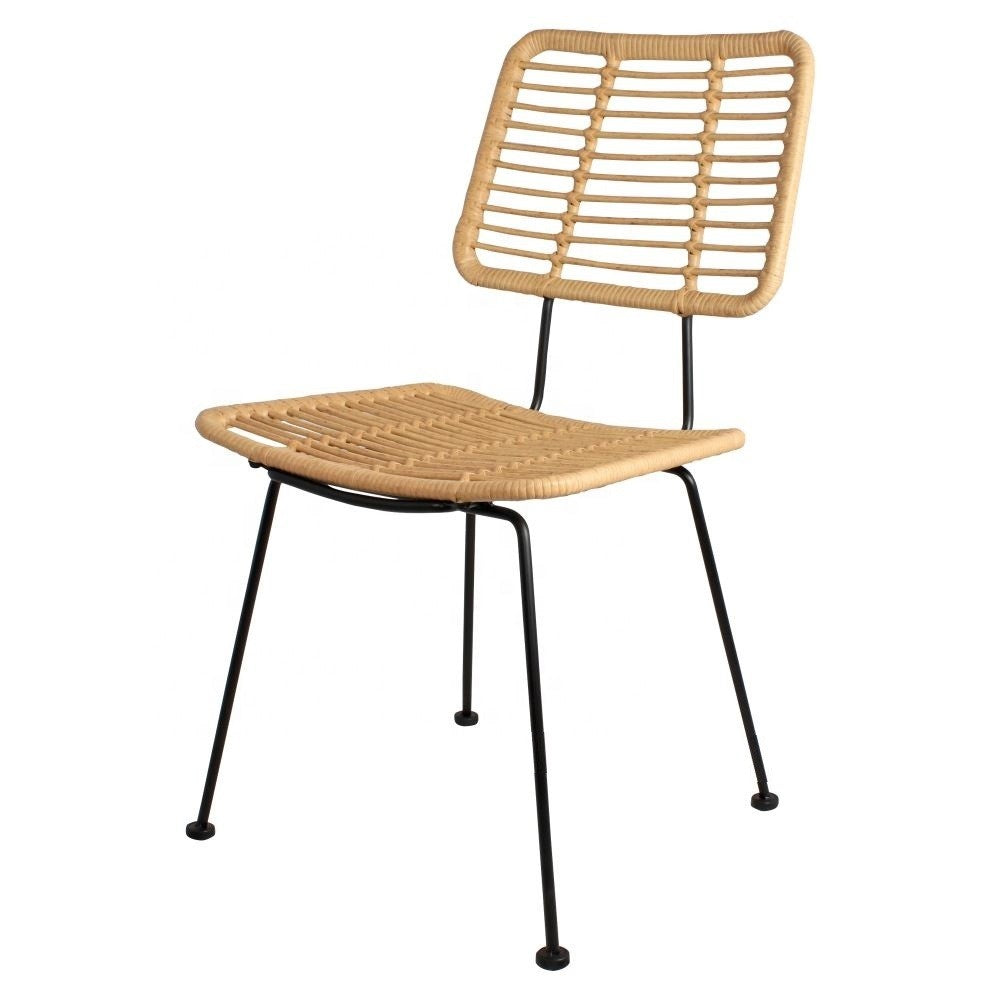 Mobiliario de estilo industrial y natural, silla apilable de ratán beige para proyectos de interiorismo en la Costa Blanca