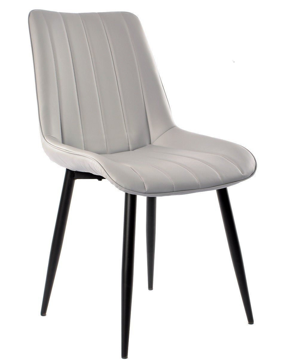 Silla de comedor tapizada en símil piel gris claro con patas de metal negro, 
costuras en canal verticales, estilo moderno minimalista, modelo Yucca
