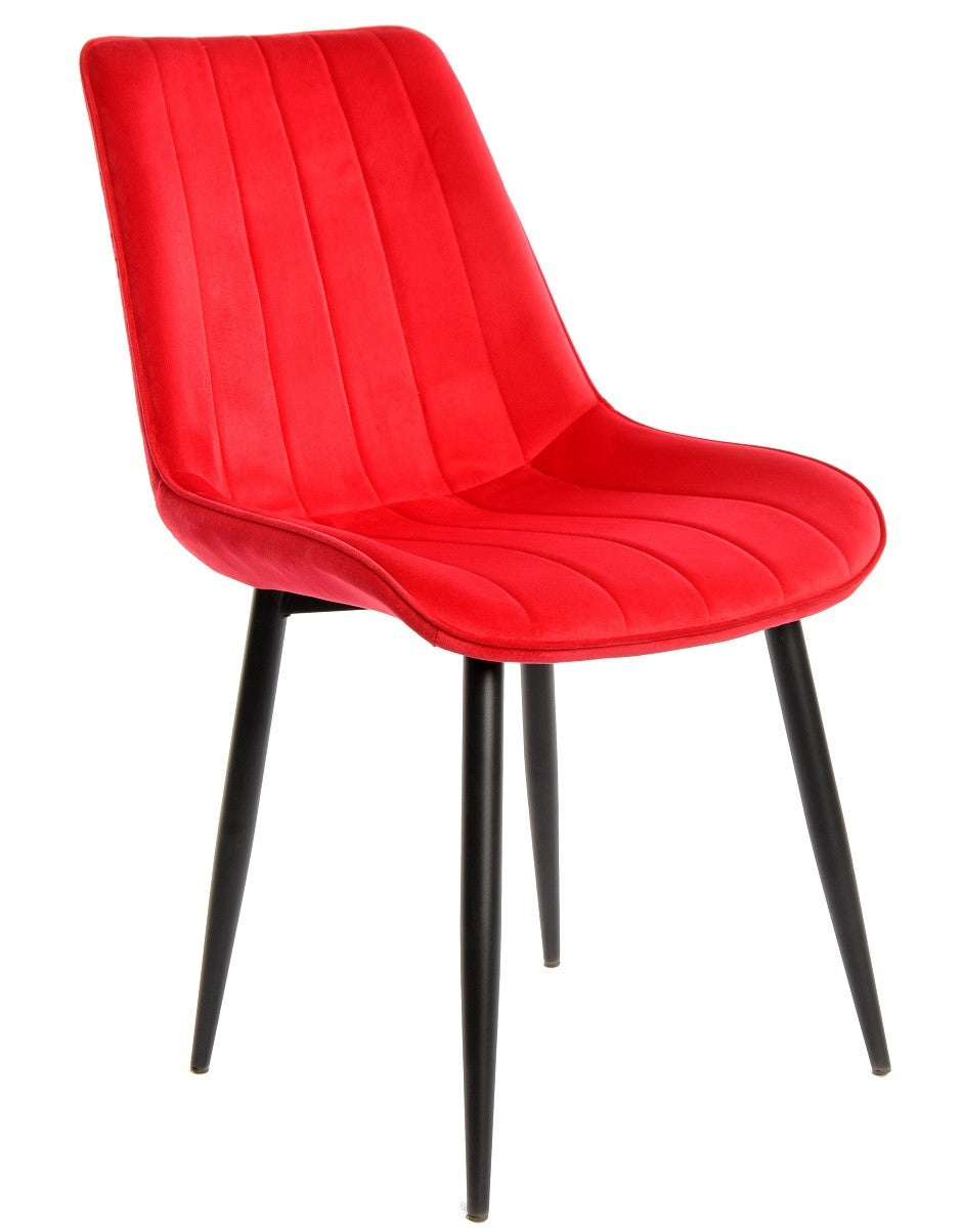 Silla de comedor tapizada en terciopelo rojo con patas de metal negro, 
costuras en canal verticales, estilo moderno minimalista, modelo Yucca