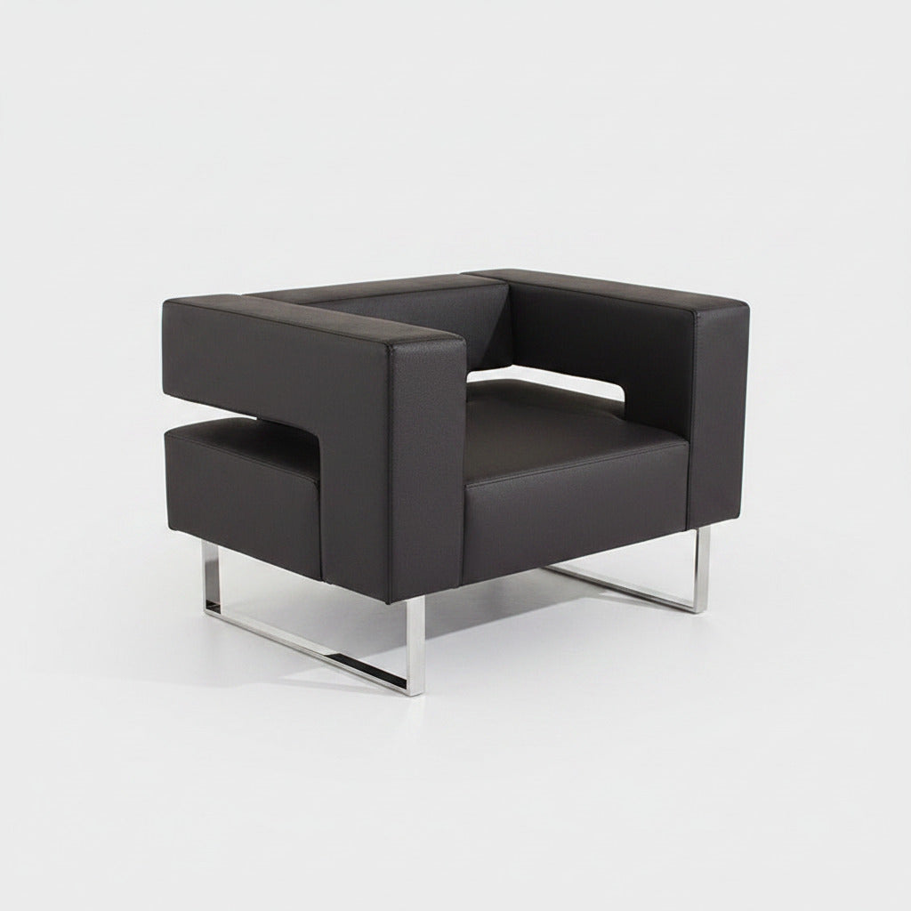 Sillón de diseño en similpiel negra con base de acero inoxidable para salones modernos en Alicante