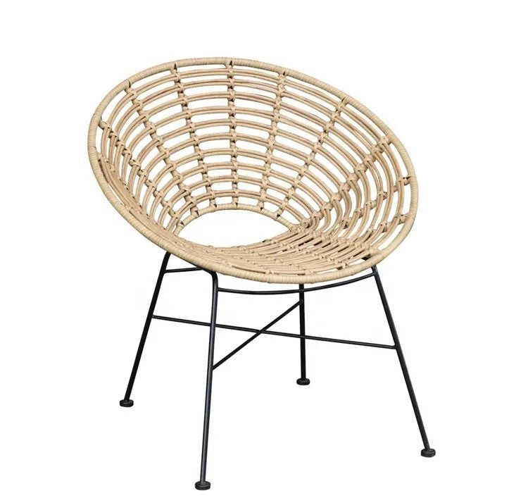 Sillón de ratán sintético beige con base metálica negra mate para salones y terrazas cubiertas en La Marina