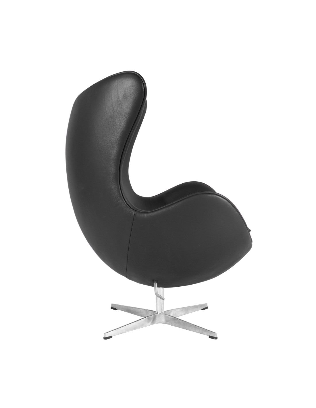 Sillón de diseño EG giratorio tapizado en similpiel negra, con estructura de fibra de vidrio, base y columna cromada y mecanismo basculante con mando cromado. 