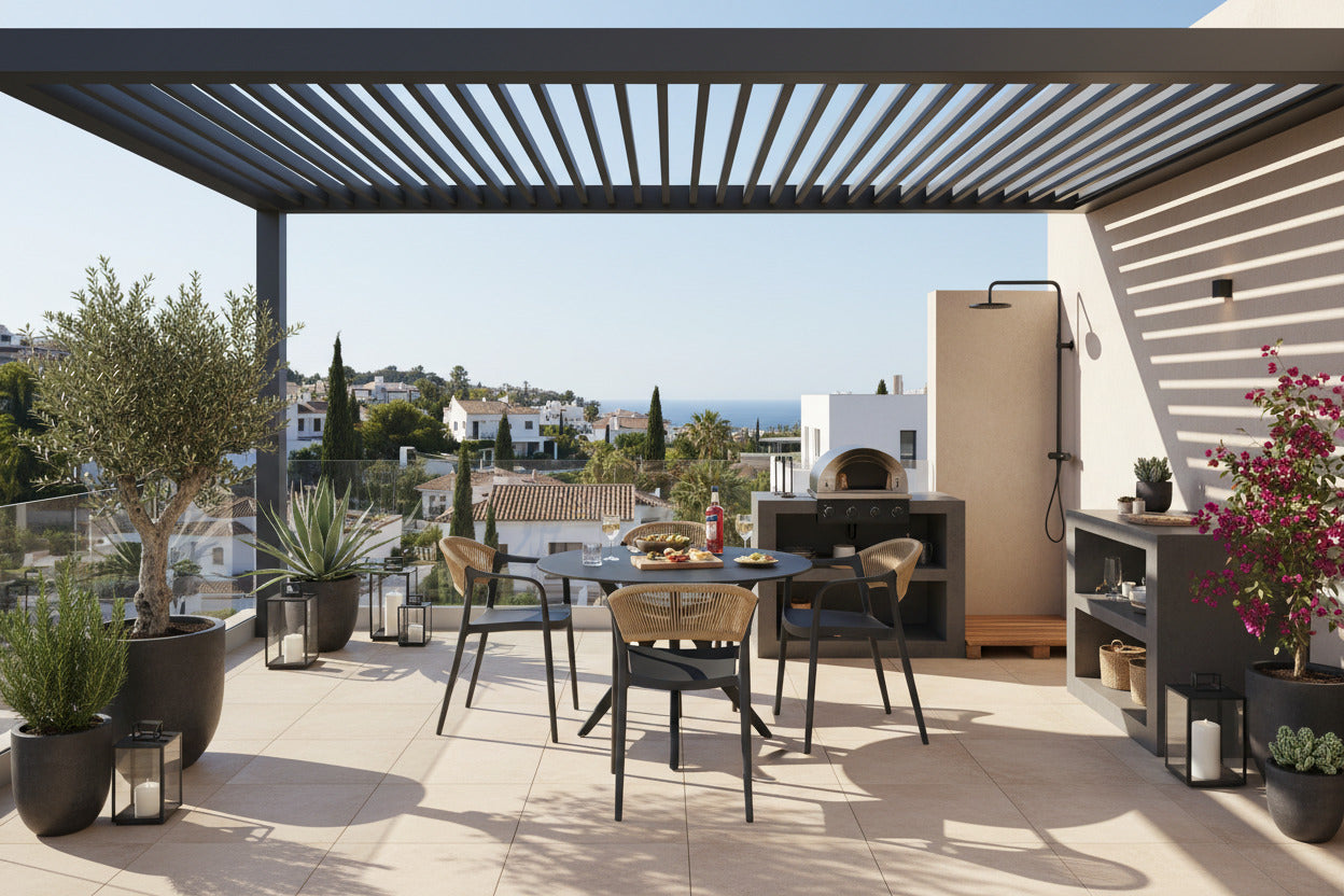 Sillón apilable gris oscuro con respaldo de cuerda natural para terrazas modernas en Villamartín, Orihuela Costa