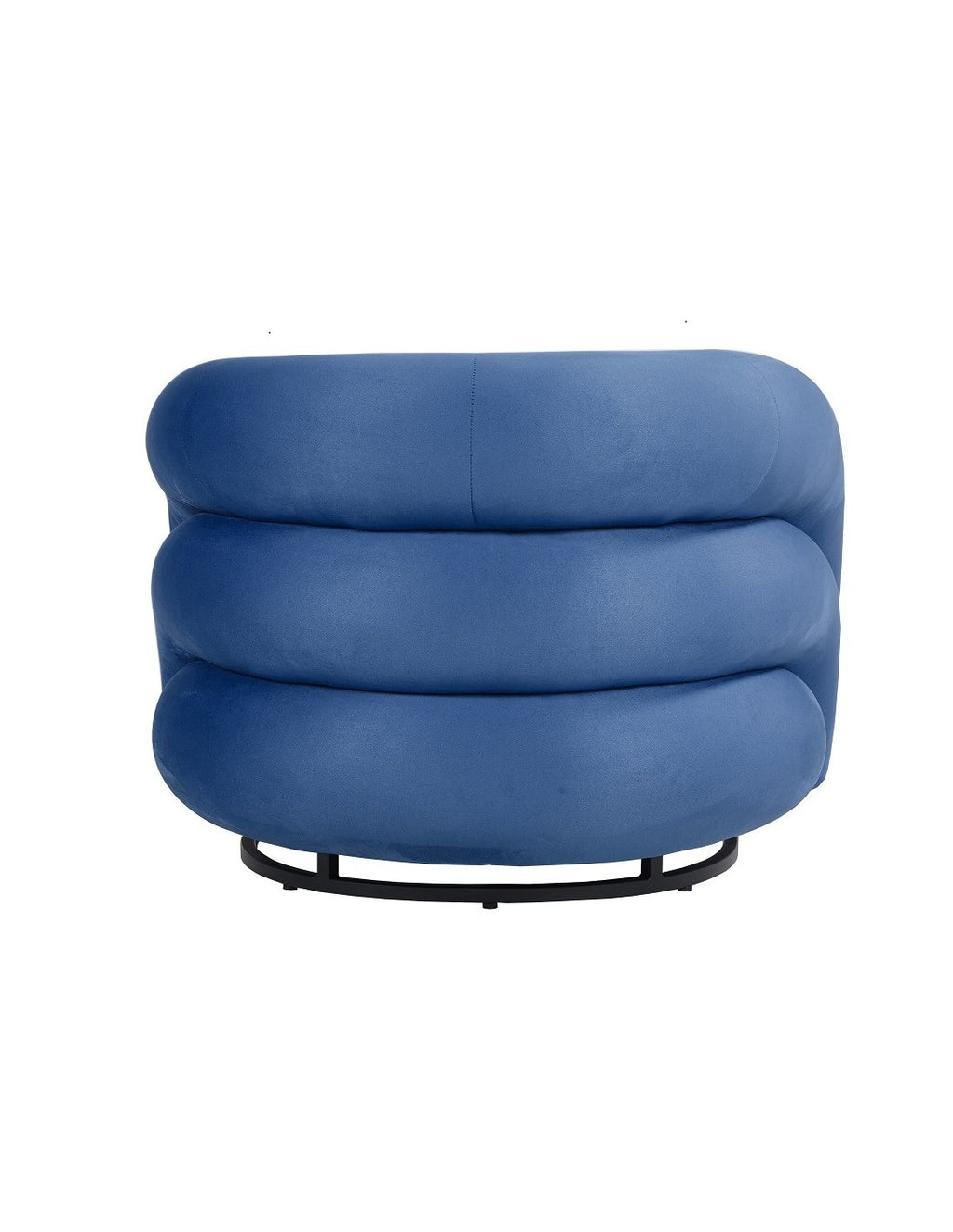 Sillón KARLOVY tapizado en velvet azul, estructura interna de madera, base metálica epoxi negro y espuma de gran densidad. 
