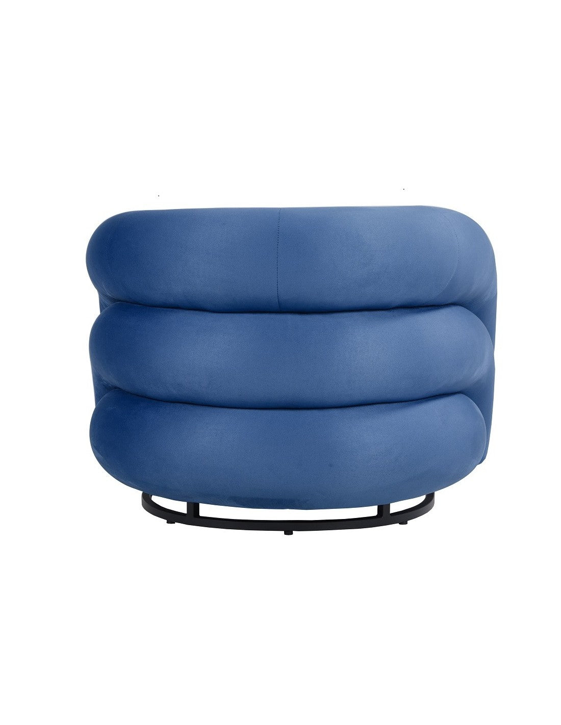 Sillón KARLOVY tapizado en velvet azul, estructura interna de madera, base metálica epoxi negro y espuma de gran densidad. 