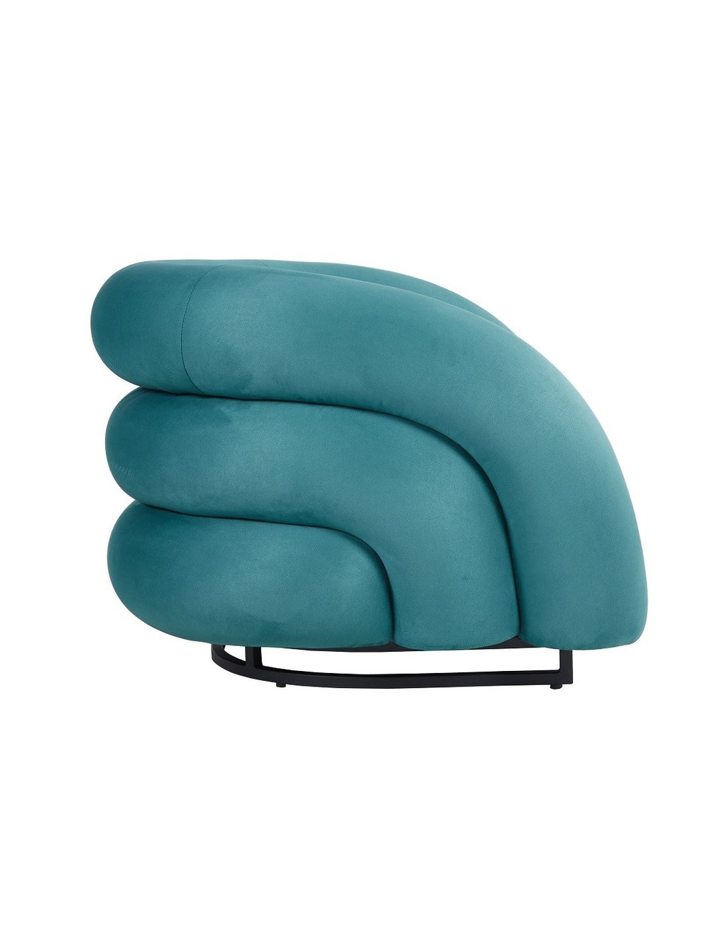 Sillón de diseño KARLOVY tapizado en tejido velvet color turquesa intenso, forma redondeada con base metálica de acabado epoxi negro. Ancho 90 cm, fondo 70 cm, altura 80 cm.