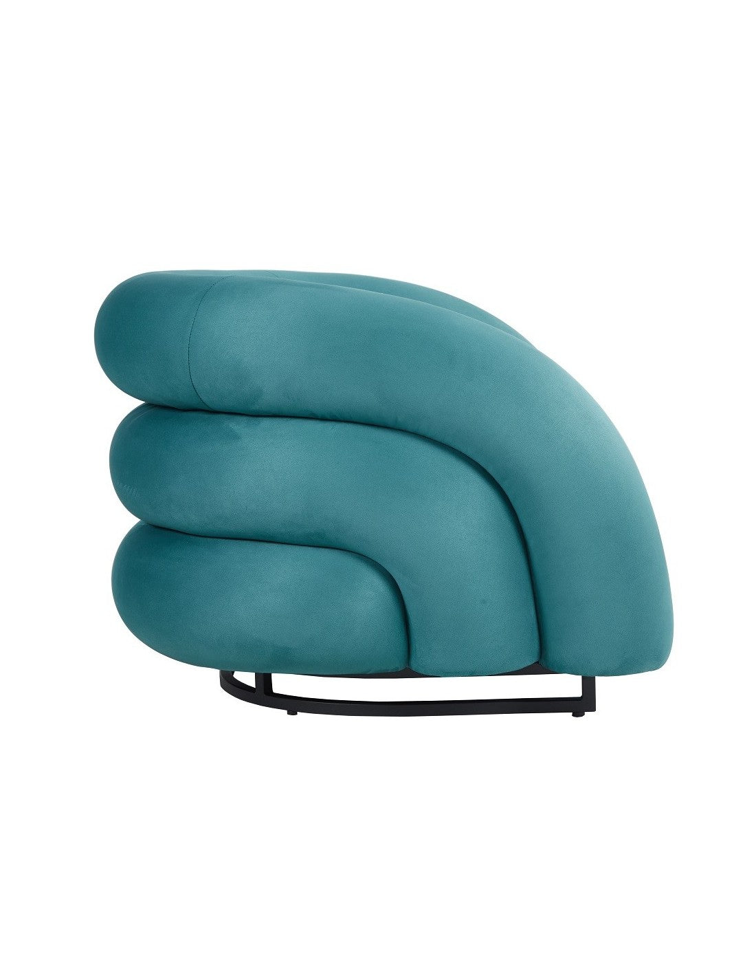 Sillón de diseño KARLOVY tapizado en tejido velvet color turquesa intenso, forma redondeada con base metálica de acabado epoxi negro. Ancho 90 cm, fondo 70 cm, altura 80 cm.