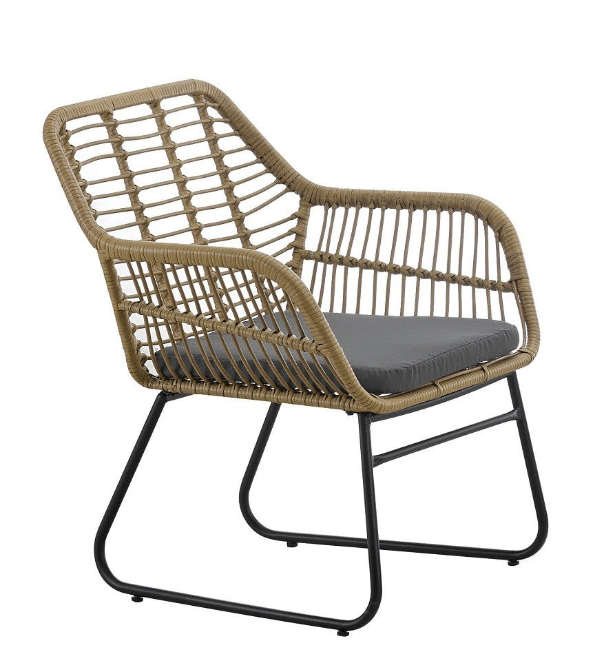 Sillón de diseño con base metálica negra y cuerpo de ratán sintético plano en color beige. Incluye un cojín de asiento negro. Mobiliario elegante de estilo mediterráneo para interiores o terrazas protegidas