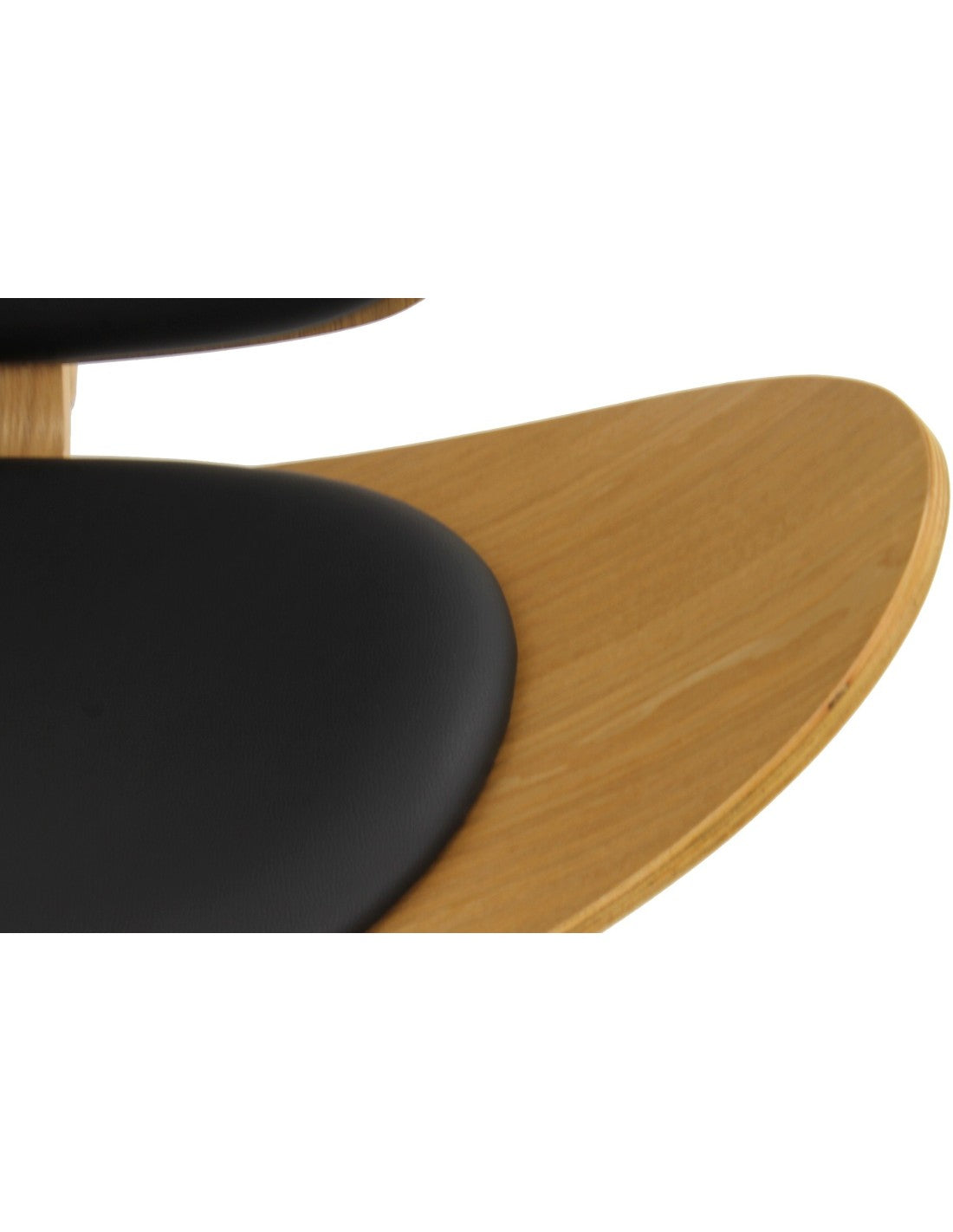 Butaca de diseño nórdico NORDIC con estructura de madera clara y asiento ergonómico en similpiel negra para hogar u oficina