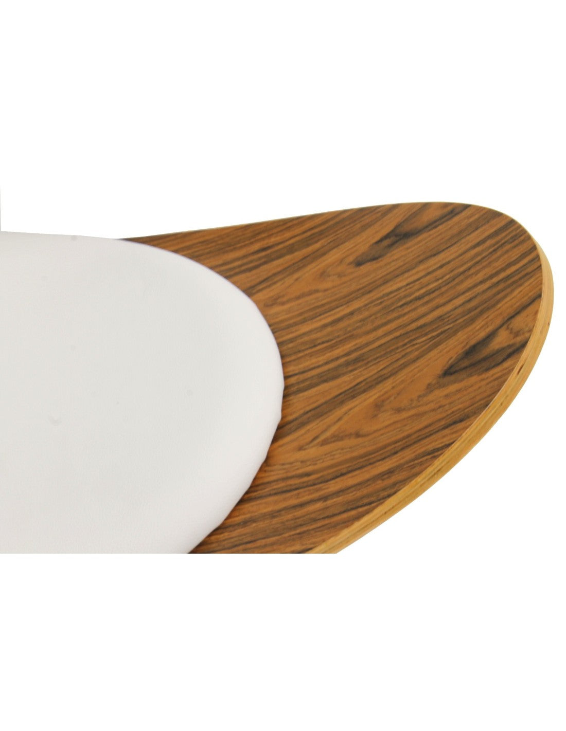 Sillón tapizado en similpiel blanca con patas de madera de palo rosa, vista lateral