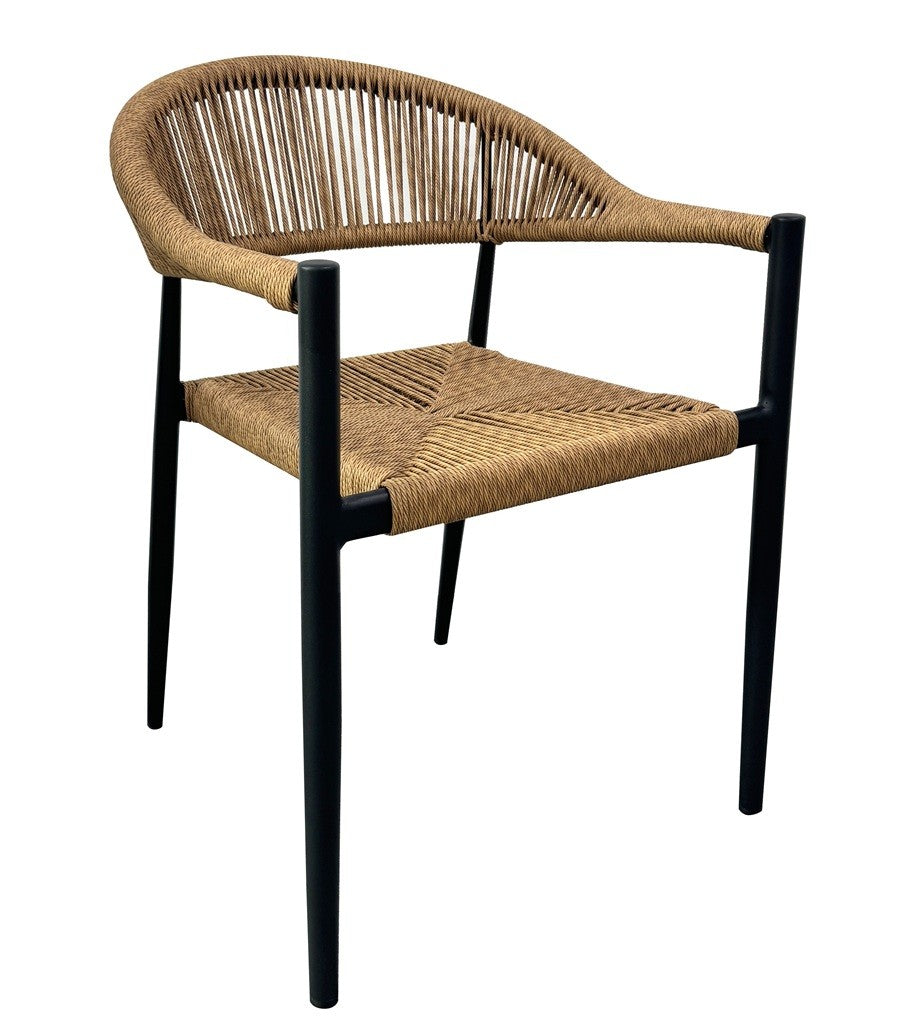 Sillón apilable de diseño moderno para exterior e interior, con armazón de aluminio negro y asiento y respaldo trenzados en ratán sintético de color marrón