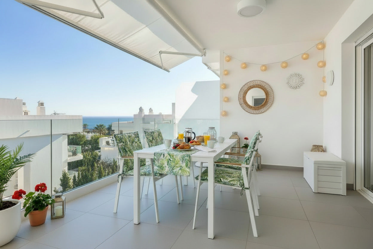 Sillón de aluminio blanco con reposabrazos de teca y textilene para terraza de lujo en Torrevieja