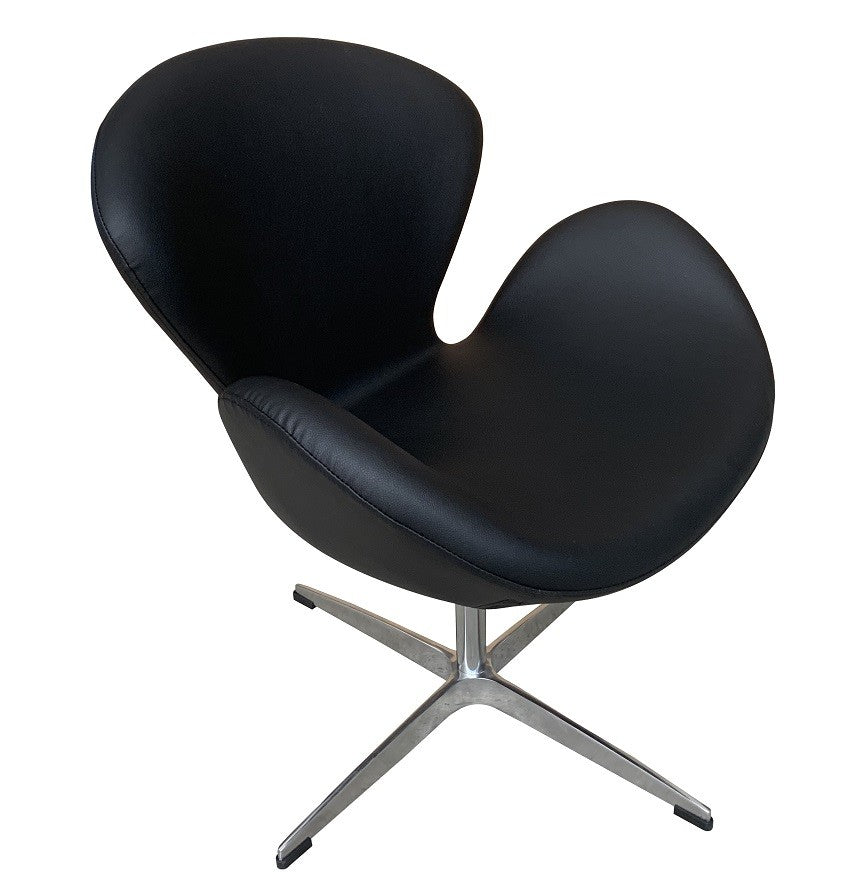 Sillón de diseño SW giratorio en similpiel negra con base de aluminio. Disponible en otros colores bajo pedido. Certificado UNE.