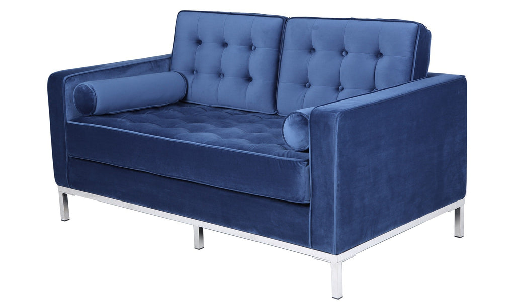 Sofá 2 plazas en velvet azul con base de acero inoxidable brillo y armazón de madera. Sofá de 3 plazas a juego. Certificado UNE.