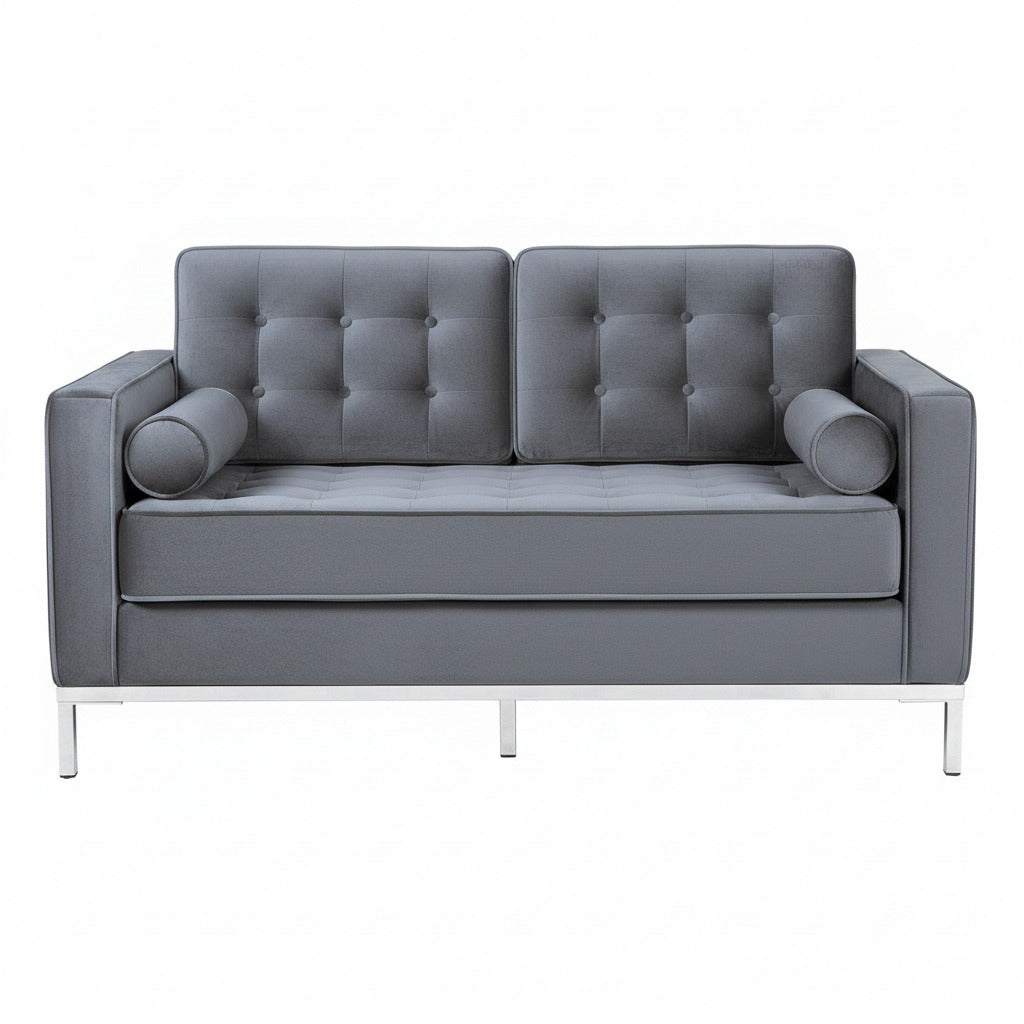 Sofá de diseño contemporáneo de 2 plazas en terciopelo gris sofisticado, compacto y elegante, con base de acero inoxidable brillante y sofá de 3 plazas a juego.