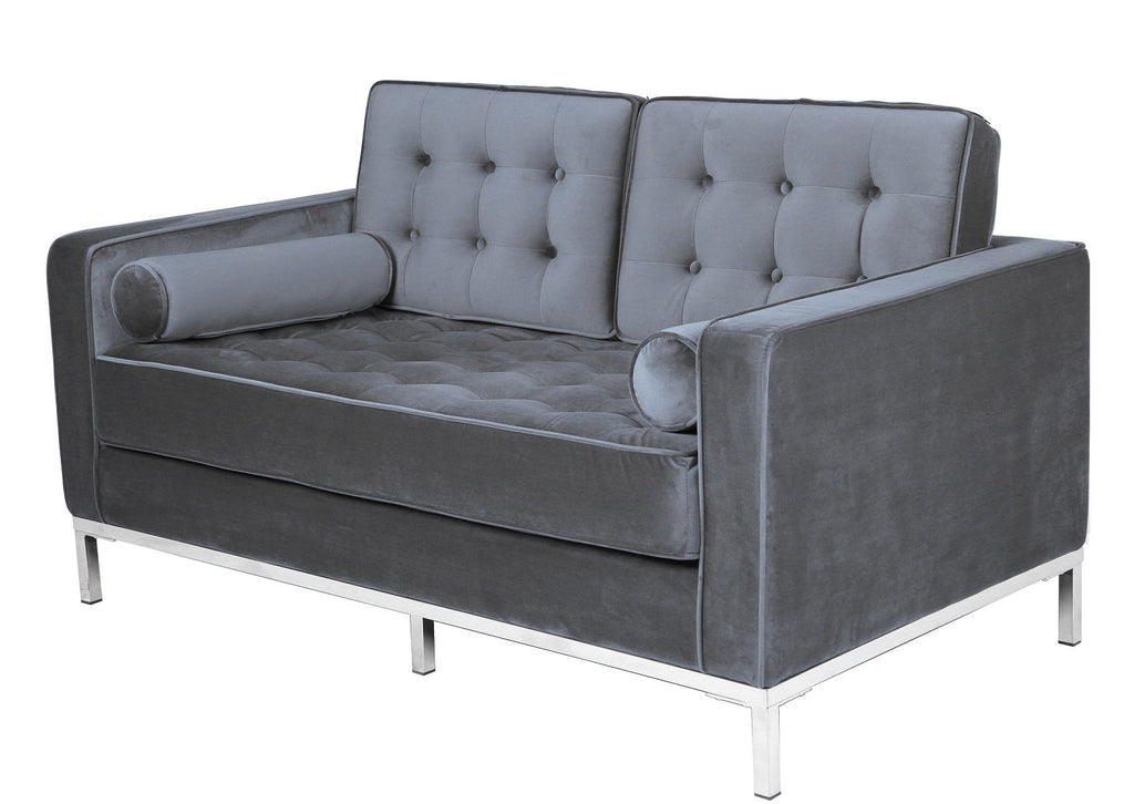 Sofá 2 plazas en velvet gris con base de acero inoxidable brillo y armazón de madera. 