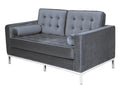 Sofá 2 plazas en velvet gris con base de acero inoxidable brillo y armazón de madera. 