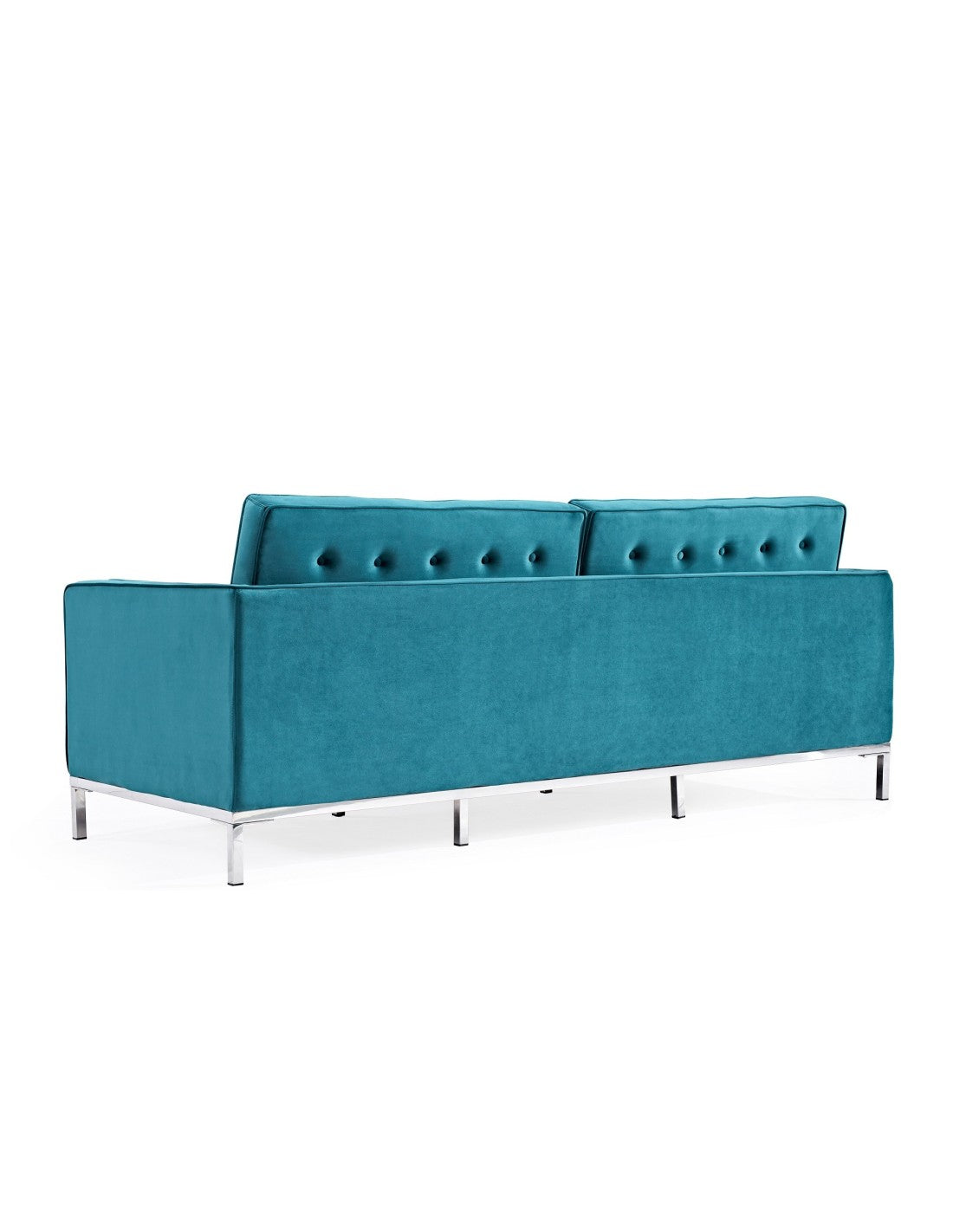 Sofá de tres plazas tapizado en tejido velvet color turquesa intenso, con base de acero inoxidable en acabado brillo y tres cojines de asiento integrados. 