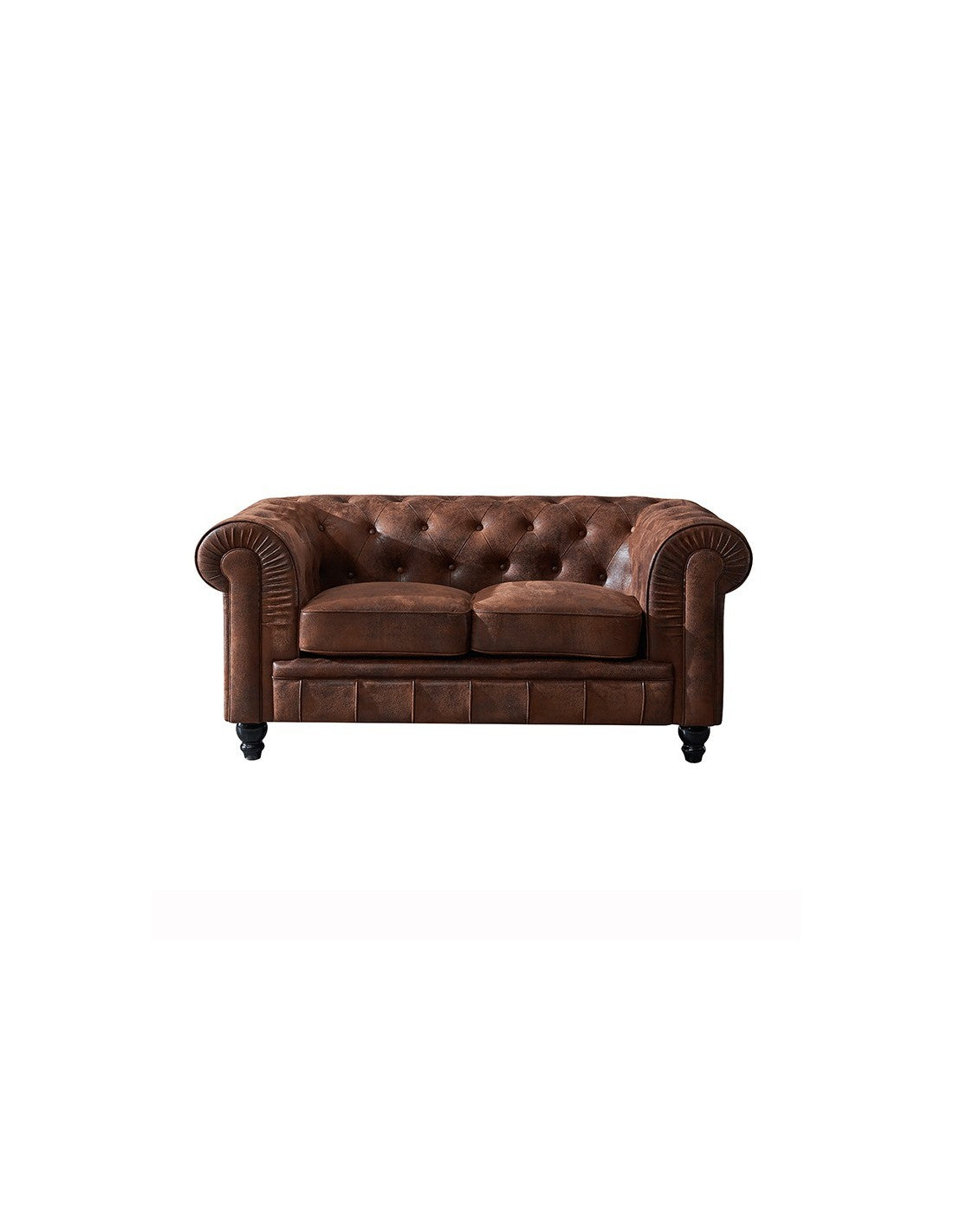 Sofá de dos plazas tapizado en similpiel de cuero vintage envejecido, perfil elegante, cojines integrados y patas oscuras.