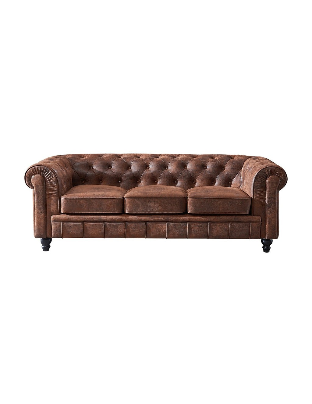 Sofá de tres plazas tapizado en similpiel de cuero vintage envejecido, perfil amplio y elegante, cojines integrados y patas oscuras. 