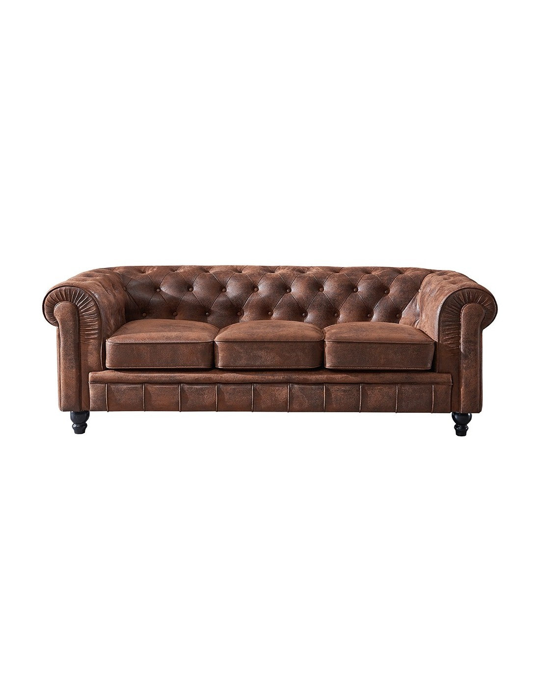 Sofá de tres plazas tapizado en similpiel de cuero vintage envejecido, perfil amplio y elegante, cojines integrados y patas oscuras. 