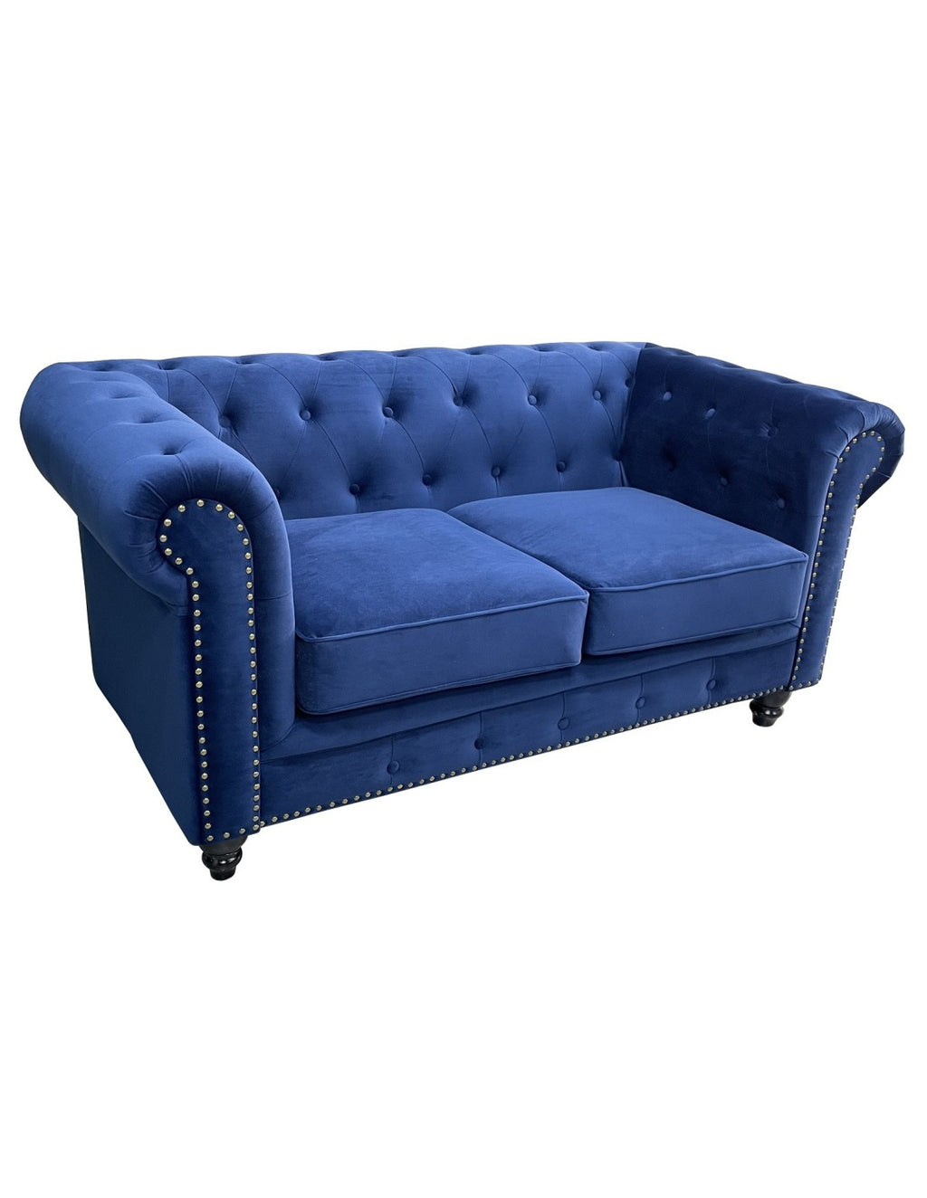 Sofá de dos plazas tapizado en terciopelo azul navy intenso, perfil bajo, cojines integrados y patas oscuras.