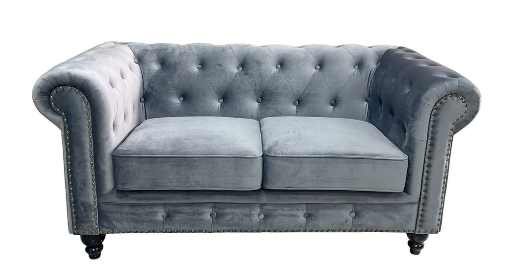 Sofá 2 plazas en velvet gris, estructura de madera maciza y espuma de alta densidad. 