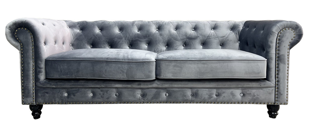 Sofá de diseño 3 plazas tapizado en tejido velvet gris, con estructura de madera maciza y relleno de espuma de poliuretano de alta densidad.