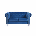 Detalle de terciopelo azul 67 y cojines decorativos del sofá Chester Style 2 plazas, certificado UNE, Muebles Mercatoro Alicante