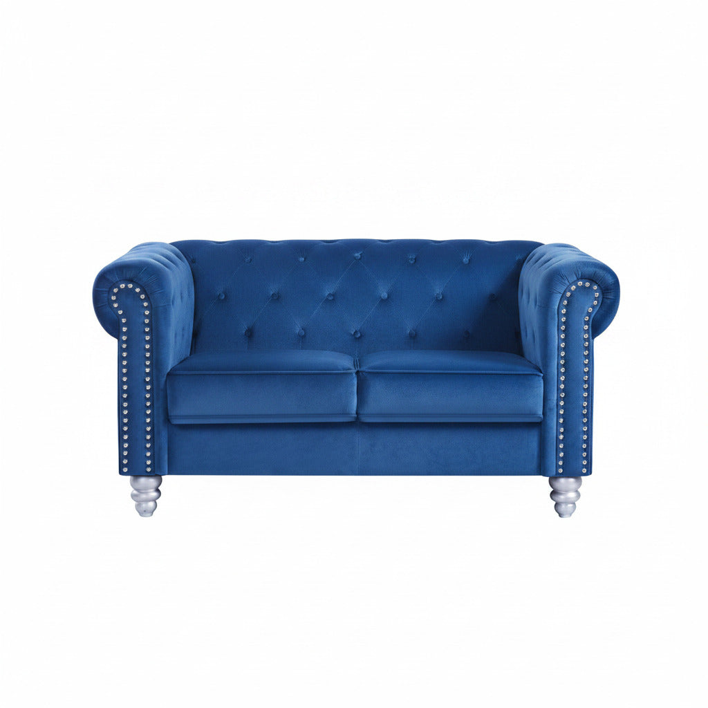 Detalle de terciopelo azul 67 y cojines decorativos del sofá Chester Style 2 plazas, certificado UNE, Muebles Mercatoro Alicante