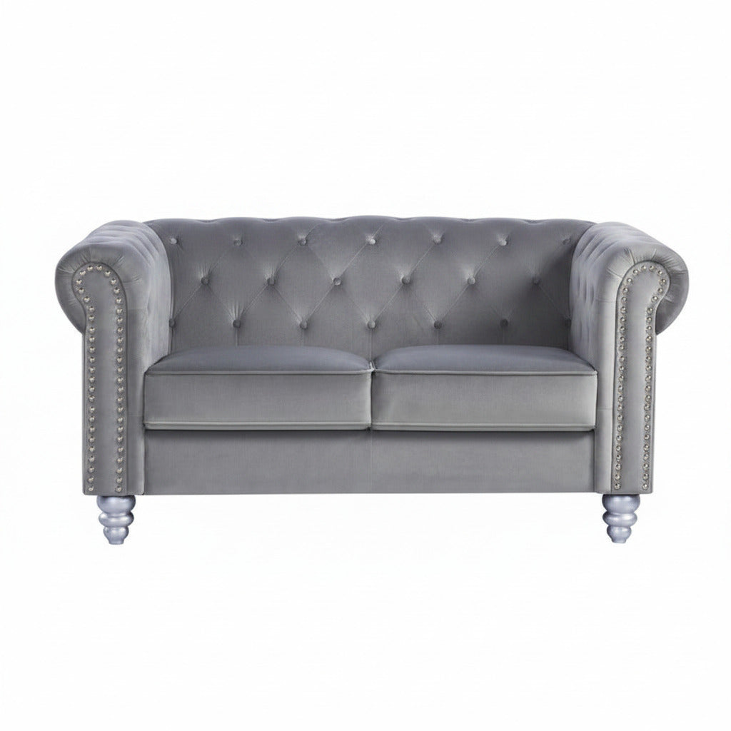 Detalle de tapizado en tejido velvet gris 27 del sofá Chester Style, máxima calidad y suavidad, disponible en Muebles Mercatoro Alicante