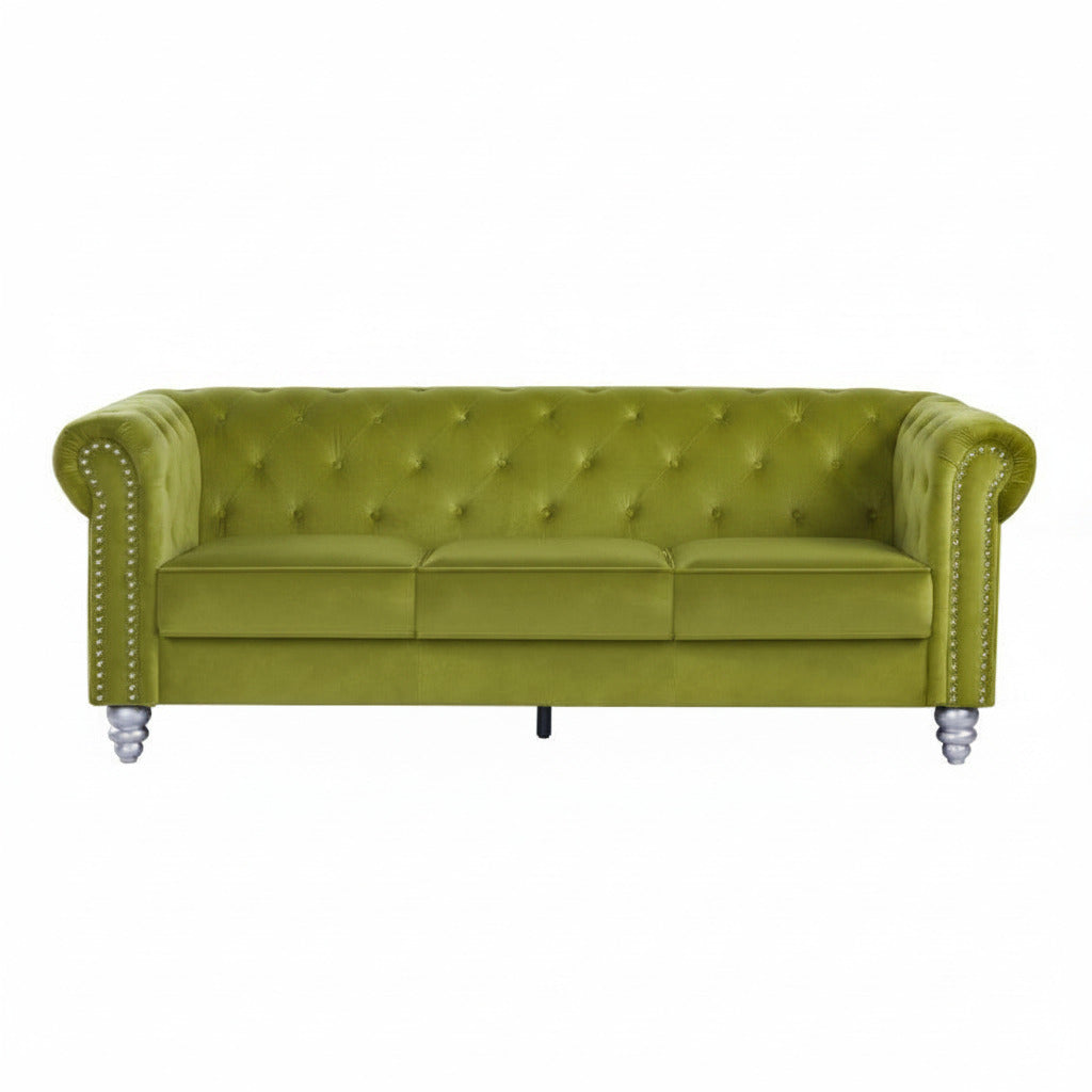 Elegante sofá de tres plazas en tejido velvet verde oscuro presidiendo un salón moderno y luminoso, aportando un toque de lujo sofisticado y confort mediterráneo.
