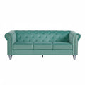 Detalle de terciopelo verde agua 58 y cojines decorativos del sofá Chester Style 3 plazas, certificado UNE, Muebles Mercatoro