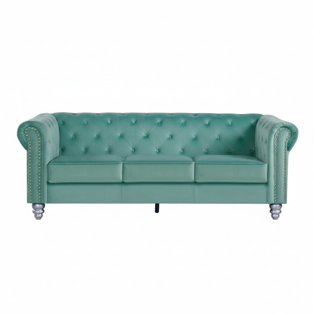 Detalle de terciopelo verde agua 58 y cojines decorativos del sofá Chester Style 3 plazas, certificado UNE, Muebles Mercatoro
