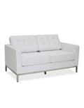 Sofá 2 plazas en similpiel blanca con base de acero inoxidable brillo, armazón de madera y espuma de alta densidad.