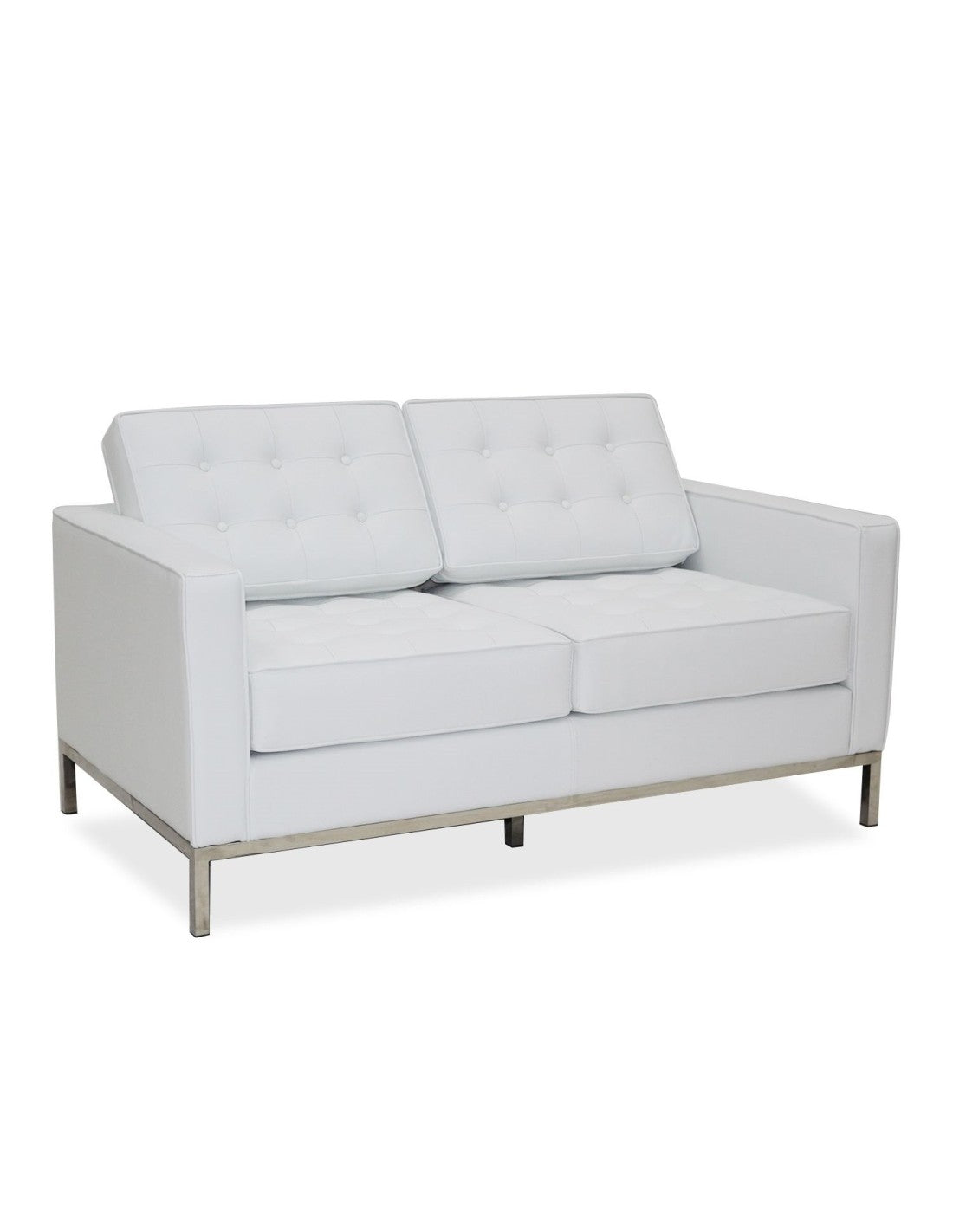 Sofá 2 plazas en similpiel blanca con base de acero inoxidable brillo, armazón de madera y espuma de alta densidad.