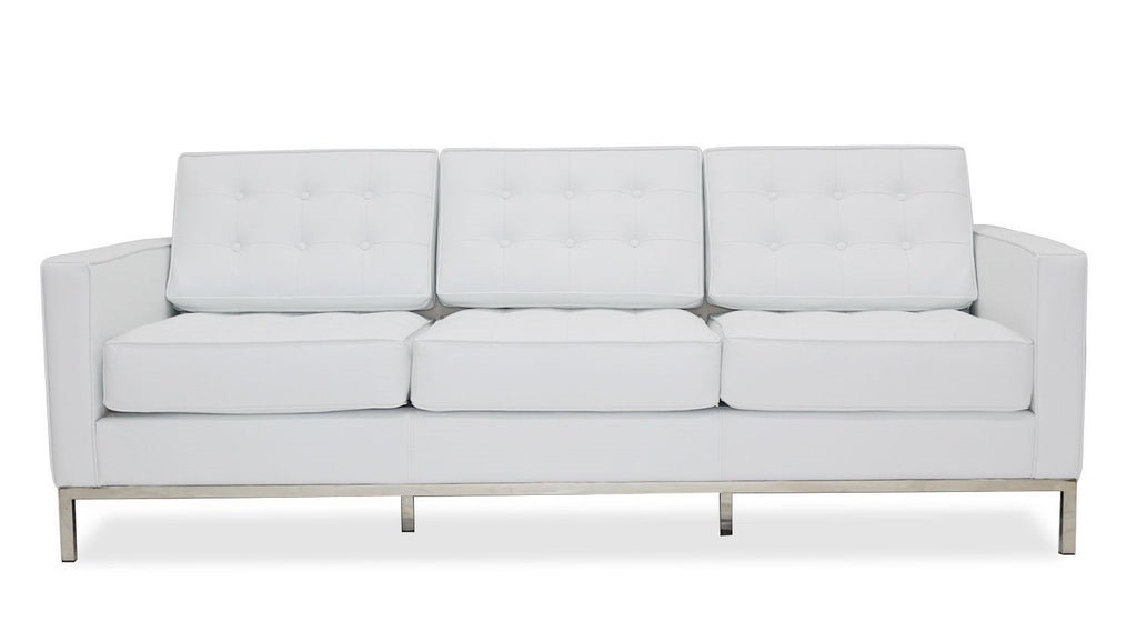 Sofá 3 plazas en similpiel blanca con base de acero inoxidable brillo, armazón de madera y espuma de alta densidad. 