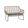 Sofá de dos plazas con diseño moderno, estructura de metal negro mate y cuerpo de ratán sintético beige trenzado. Incluye un cojín de asiento negro en contraste. Ideal para interiores o terrazas protegidas