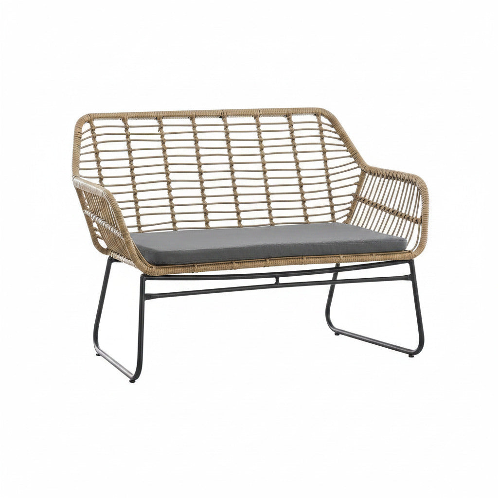 Sofá de dos plazas con diseño moderno, estructura de metal negro mate y cuerpo de ratán sintético beige trenzado. Incluye un cojín de asiento negro en contraste. Ideal para interiores o terrazas protegidas